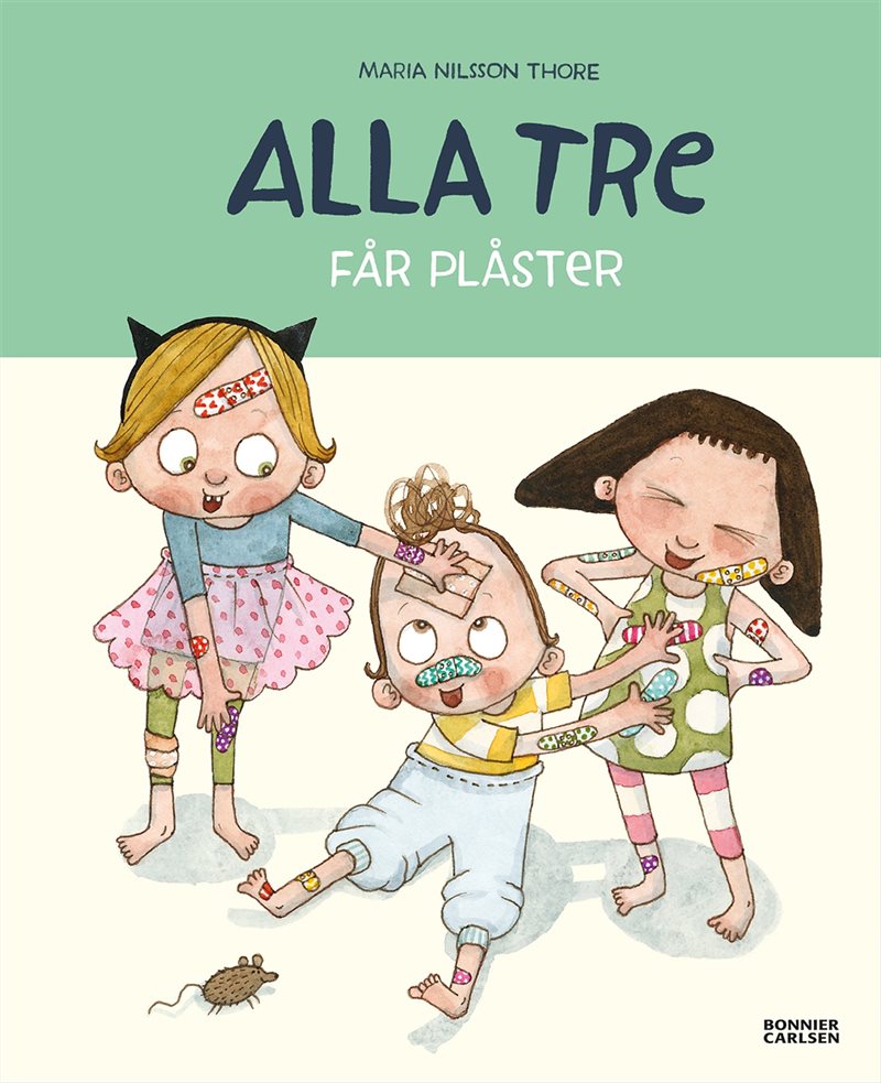 Alla tre får plåster